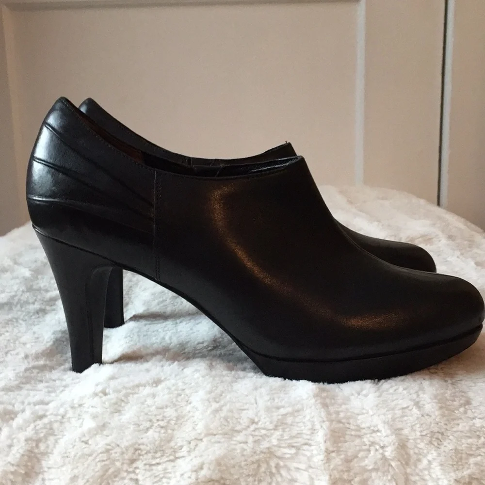 Clarks Leather Booties Sz 8 - Picture 2 of 5